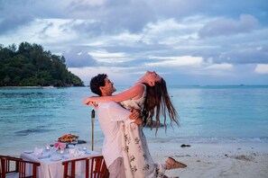 Frühstück, Mittagessen, internationale Küche, Blick auf den Pool