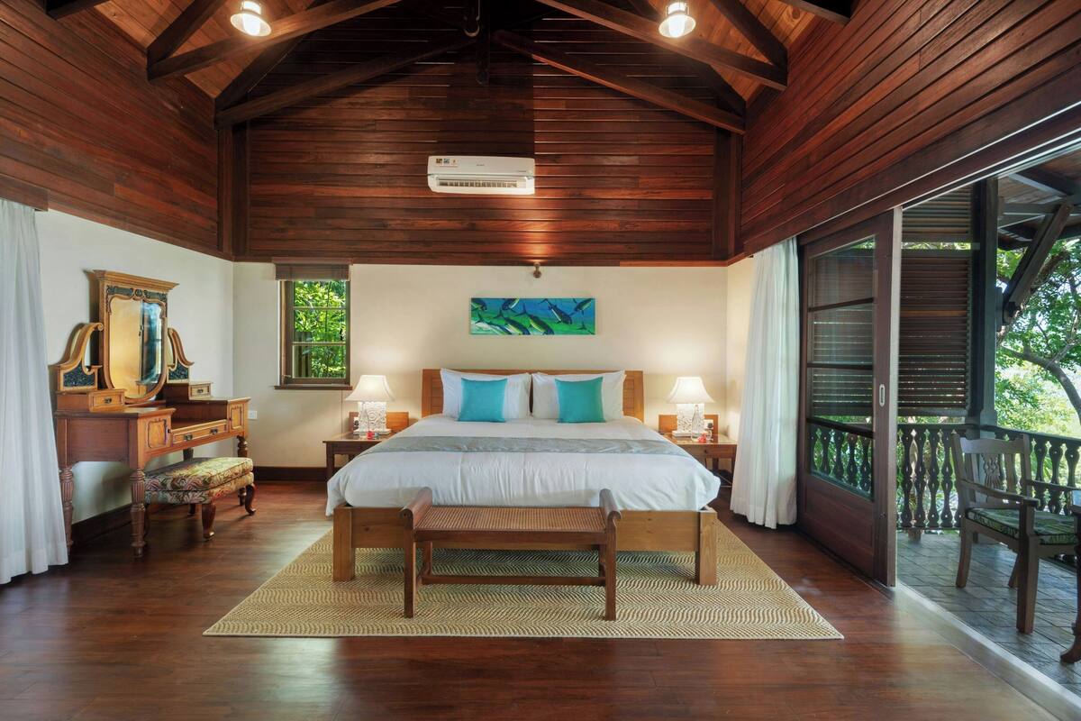 Suite, 1 King Bed, Partial Ocean View (Hilltop Suite) | Minibar, in-room safe, desk, iron/ironing board (on request)