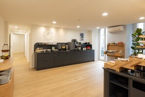 Daily buffet breakfast (CHF 20 per person) - Fred Guest House Hauptbahnhof - Self Check-in (Zürich)