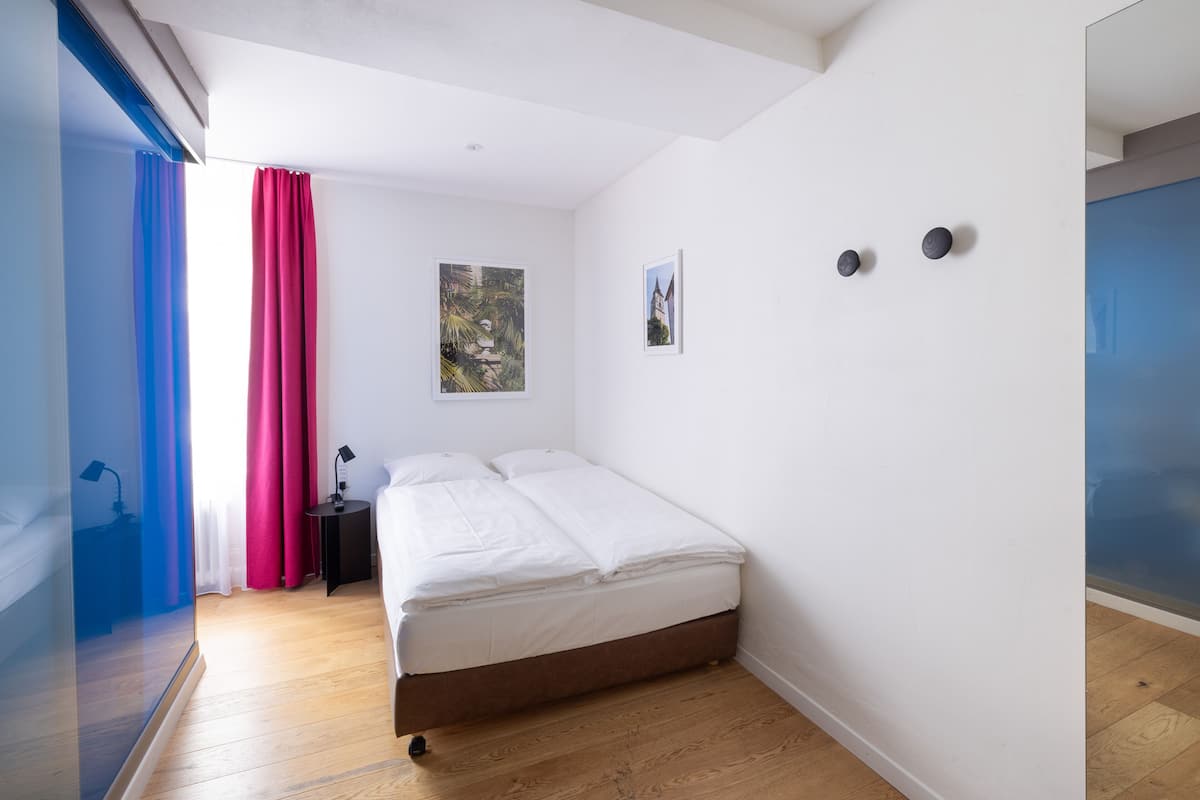 Kamar Double (Mini) | Seprai premium, meja kerja, tirai kedap cahaya, dan kedap suara