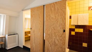 双人房 (Plus) | 浴室 | 环保洗浴用品、吹风机、毛巾、肥皂