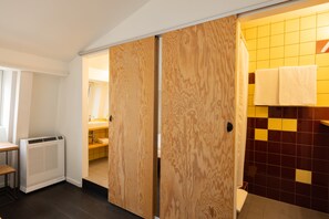 Habitación doble (Plus) | Baño | Amenidades de baño ecológicas, secadora de cabello, toallas, jabón