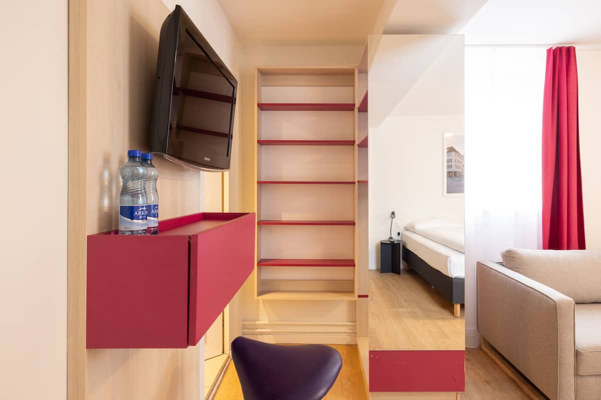 Kamar Triple | Seprai premium, meja kerja, tirai kedap cahaya, dan kedap suara