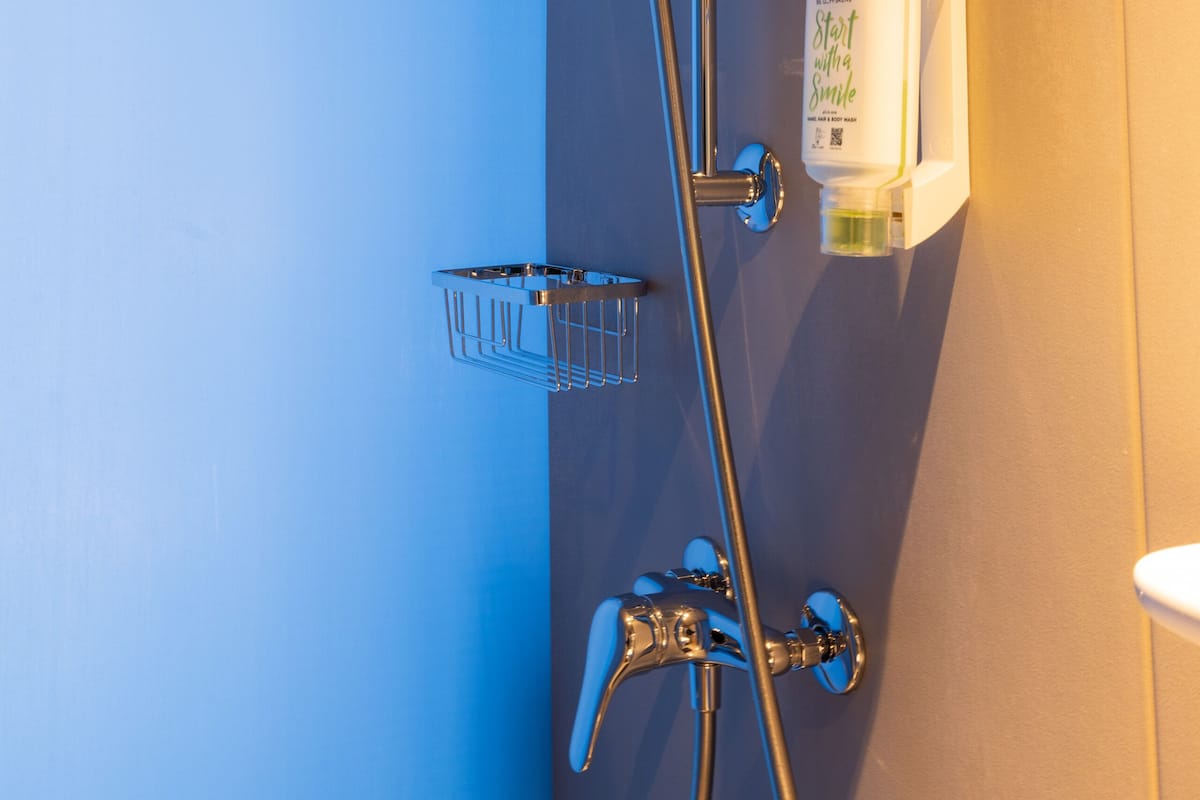 Perlengkapan kamar mandi ramah lingkungan, pengering rambut, dan handuk