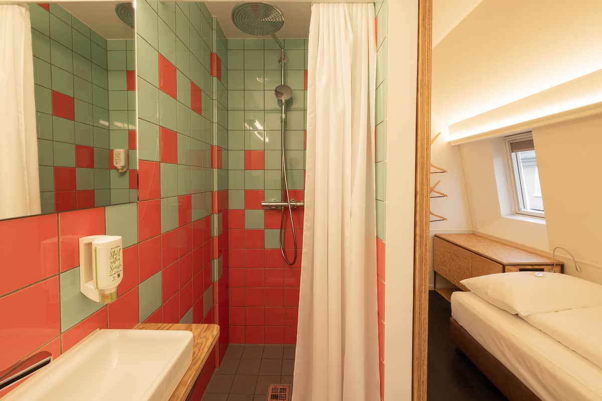 Kamar Twin | Kamar mandi | Perlengkapan kamar mandi ramah lingkungan, pengering rambut, dan handuk