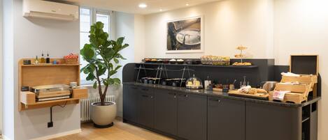 Café da manhã com buffet todos os dias (CHF 20 por pessoa)