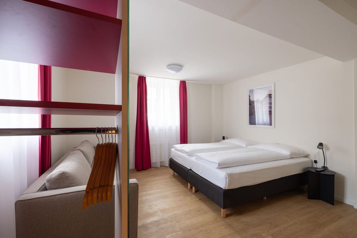 Kamar Triple | Seprai premium, meja kerja, tirai kedap cahaya, dan kedap suara