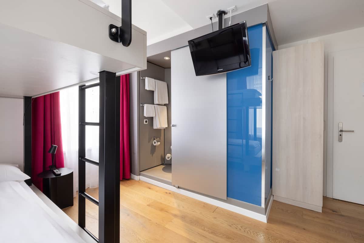 Kamar Triple Ekonomi | Seprai premium, meja kerja, tirai kedap cahaya, dan kedap suara