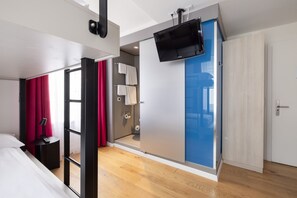 Habitación triple económica | Ropa de cama de alta calidad, escritorio y cortinas blackout