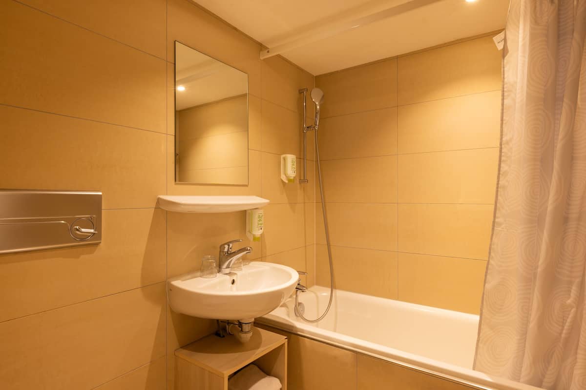 Kamar Triple | Kamar mandi | Perlengkapan kamar mandi ramah lingkungan, pengering rambut, dan handuk