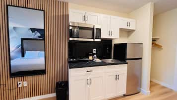 Premium Renovated Ocean View King Suite | Mikrobølgeovn