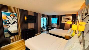 Une chambre d’hôtel avec deux lits, une télévision, un bureau et une grande peinture représentant une horloge au mur.