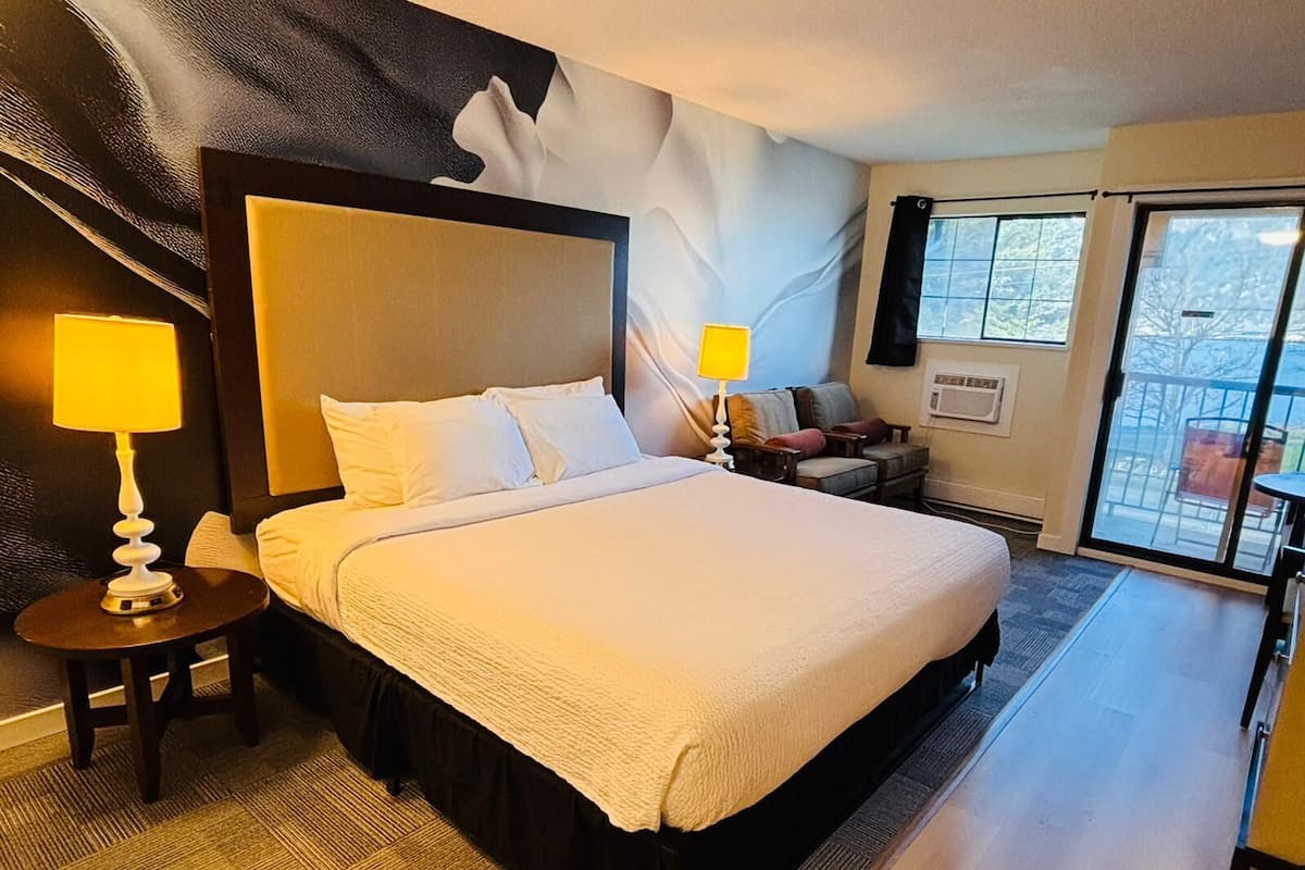 Premium Renovated Ocean View King Suite | Bureau, fer et planche Ă repasser, accĂšs au Wi-Fi (inclus)