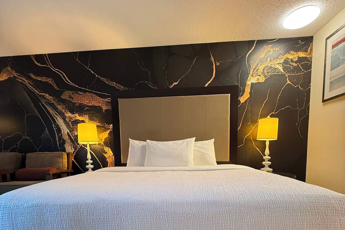 Premium Renovated Ocean View King Suite | Schreibtisch, Bügeleisen/Bügelbrett, kostenloses WLAN, Bettwäsche