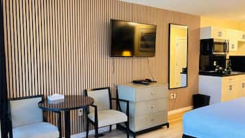 Premium Renovated Ocean View King Suite | Bureau, fer et planche Ă repasser, Wi-Fi gratuit, draps fournis