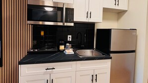 Premium Renovated Ocean View King Suite | Eget tekjøkken | Kaffetrakter/tekoker, kjøleskap, mikrobølgeovn og vannkoker