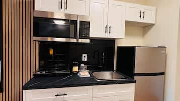 Premium Renovated Ocean View King Suite | Eget tekjøkken | Kjøleskap, mikrobølgeovn, kaffetrakter/tekoker og vannkoker