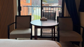 Premium Renovated Ocean View, Two Queen Beds, Kitchenette | Skrivebord, strykejern/-brett, wi-fi (inkludert) og sengetøy