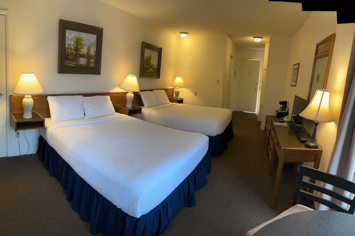Standard Room, Two Queen Beds | 書桌、熨斗/熨衫板、免費 Wi-Fi、床單
