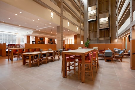 Desayuno buffet diario (USD 11 por persona)