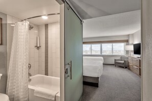 Amenidades de baño de diseñador, secadora de cabello, toallas