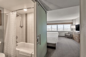 Amenidades de baño de diseñador, secadora de cabello, toallas 