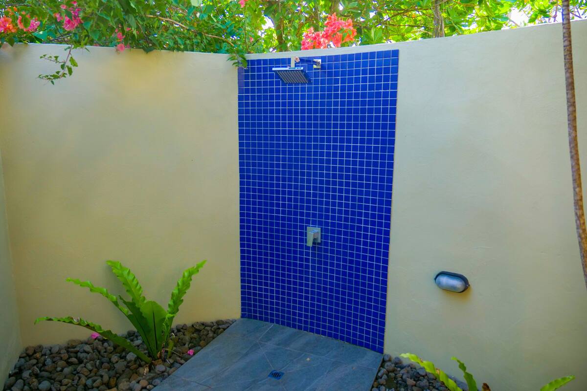 shower, free toiletries, hair dryer, towels