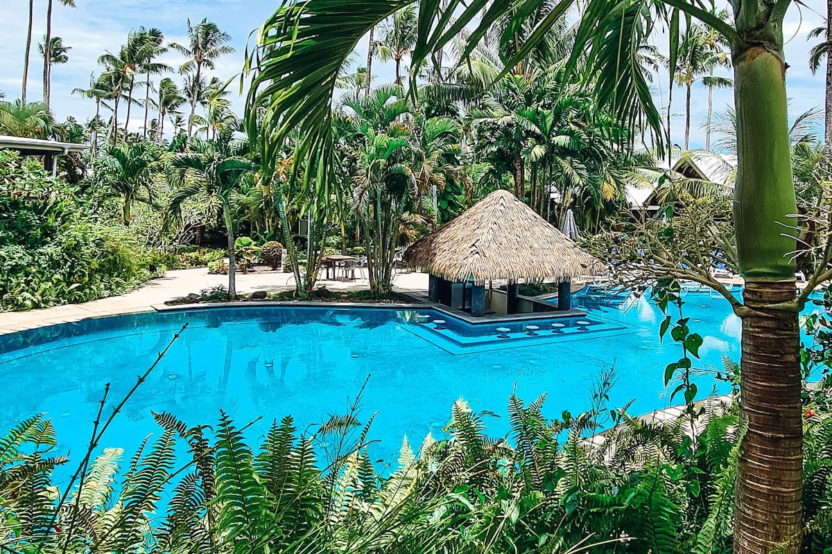 2 outdoor pools, pool loungers