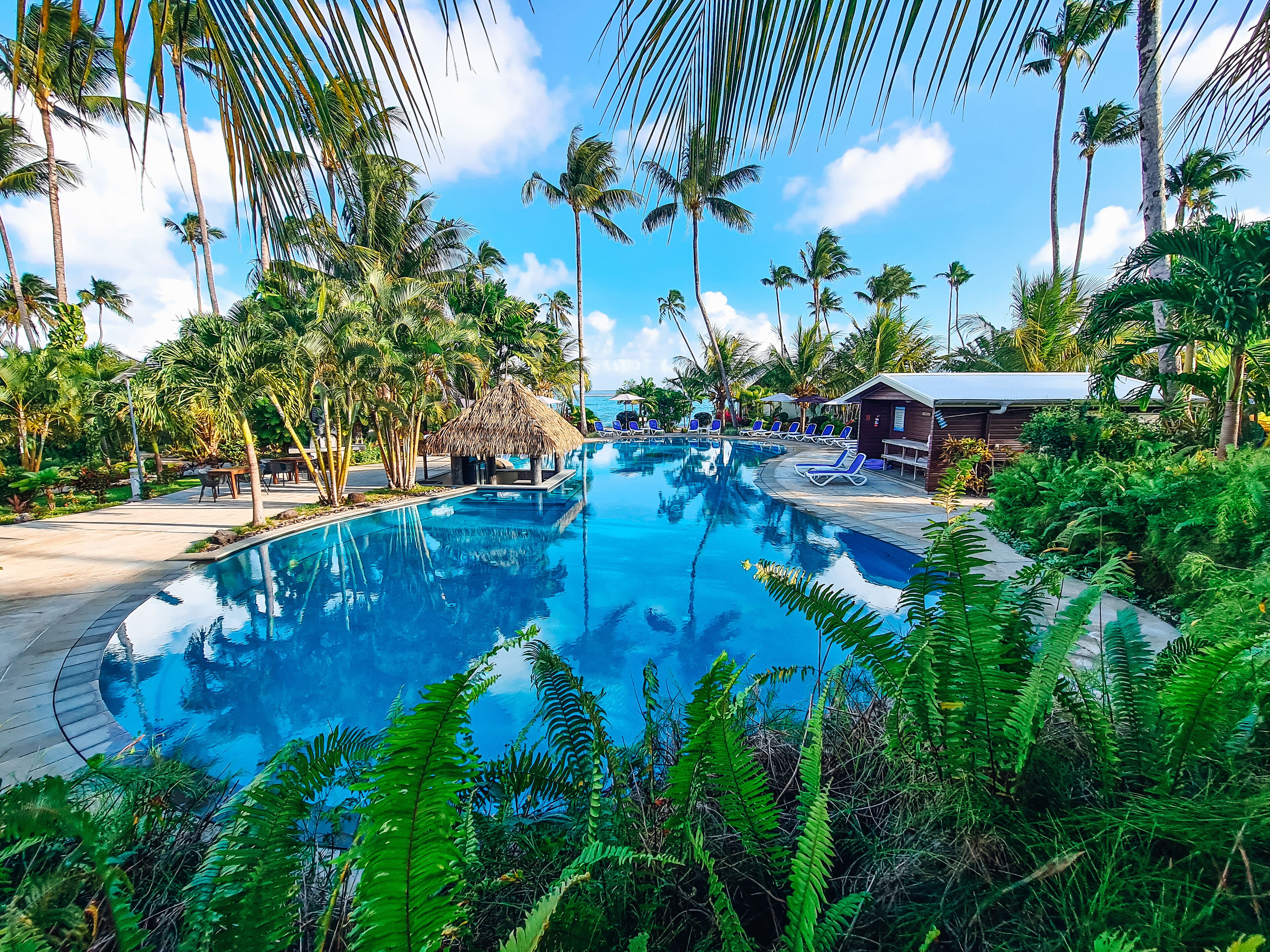 2 outdoor pools, pool loungers