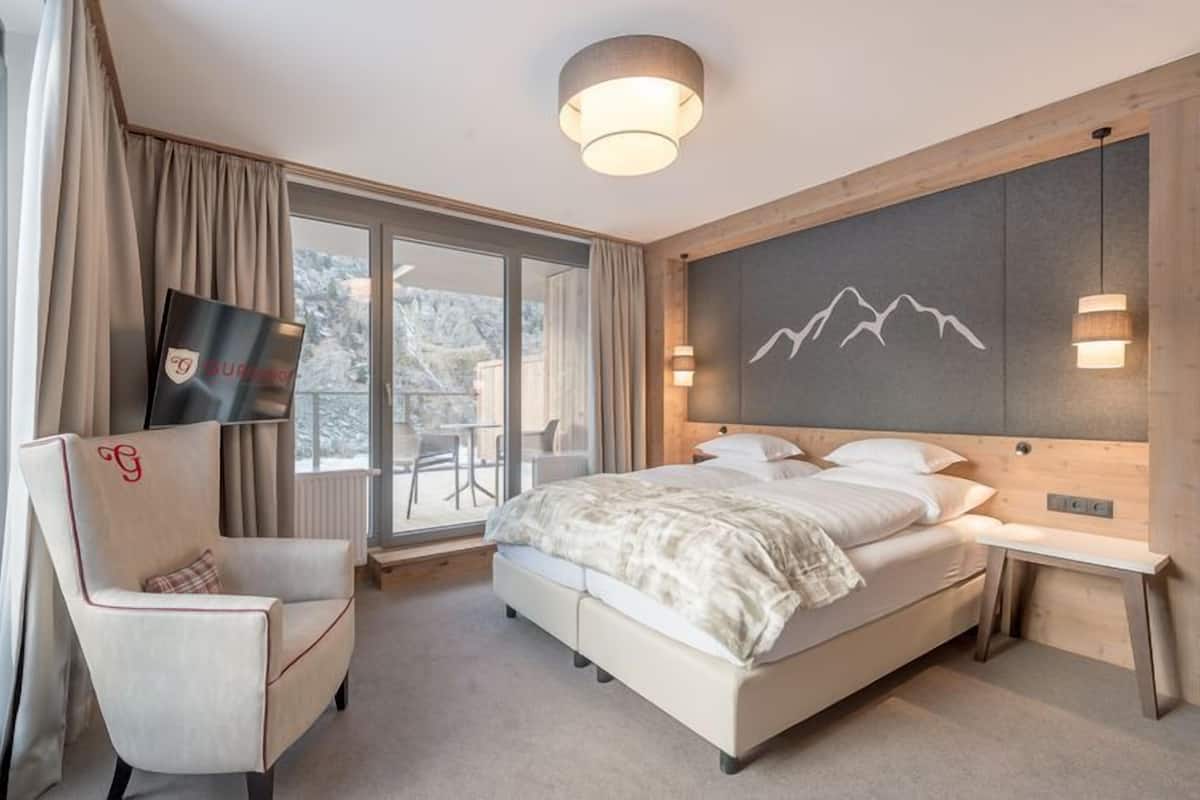 Superior Double Room | In-room safe, desk, soundproofing, free WiFi