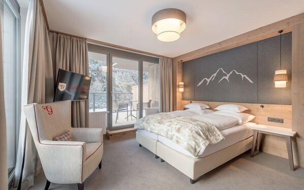 Habitación doble superior | Caja de seguridad en la habitación, escritorio y insonorización 