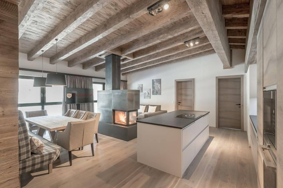 Suite – deluxe | Oppholdsområde | Flatskjerm-TV og filmkjøp