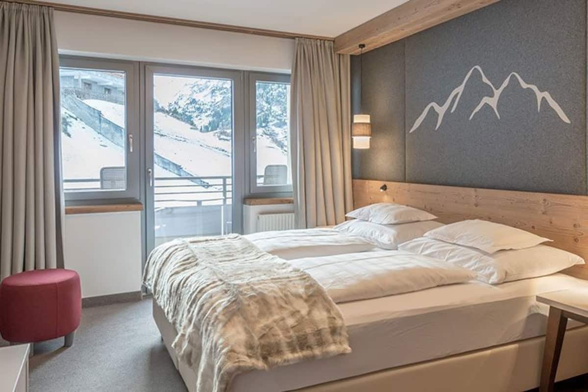 standard double room | in-room safe, desk, soundproofing, free wifi