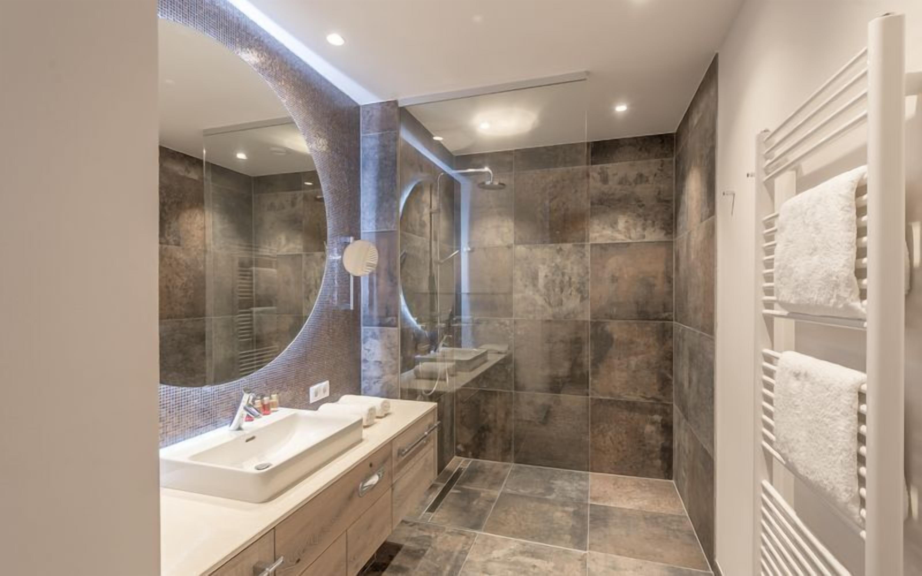 junior suite | bathroom | free toiletries, hair dryer, bathrobes, slippers