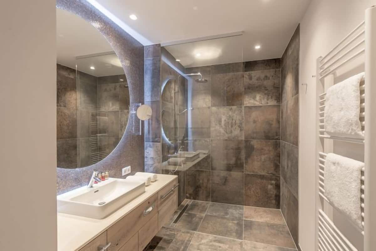 junior suite | bathroom | free toiletries, hair dryer, bathrobes, slippers