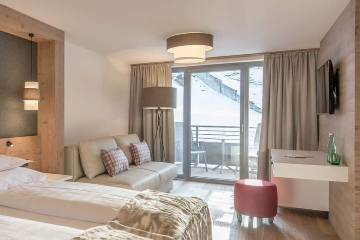 Junior Suite | In-room safe, desk, soundproofing, free WiFi