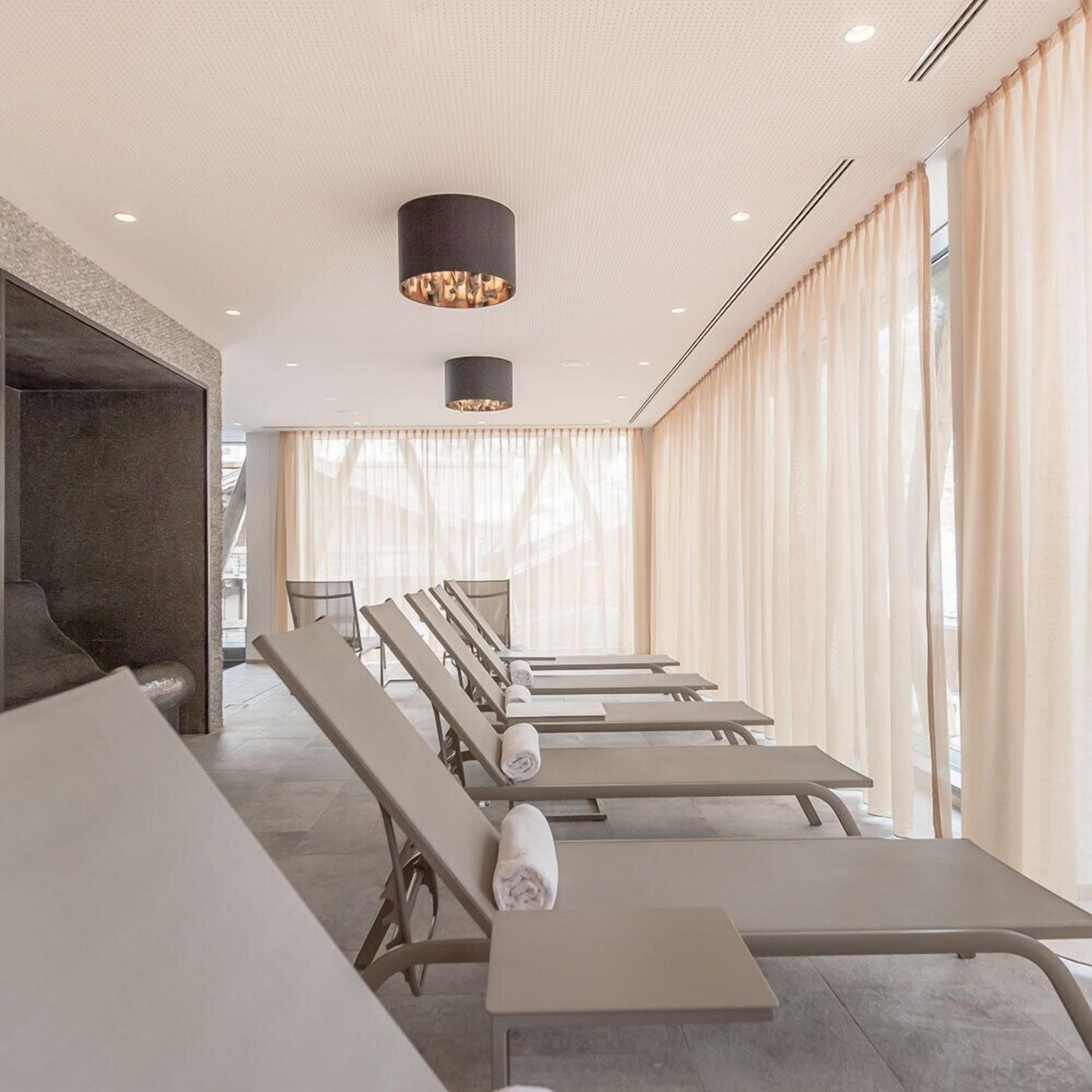 sauna, steam room, facials, massage/treatment rooms