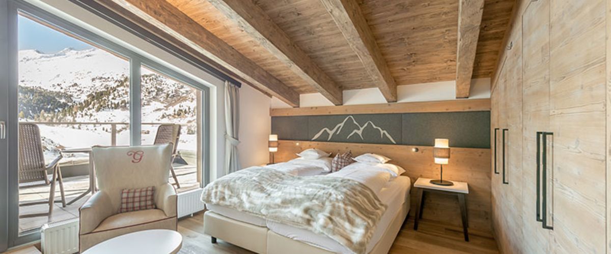 deluxe double room | in-room safe, desk, soundproofing, free wifi