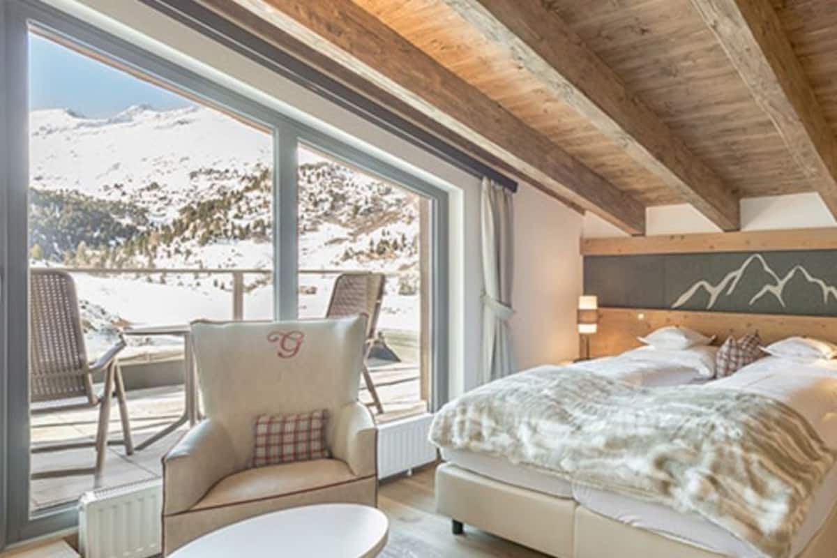 deluxe double room | in-room safe, desk, soundproofing, free wifi