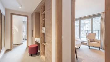 Chambre Familiale, plusieurs chambres, balcon, vue montagne | Coin séjour | Télévision à écran plat, films à la carte