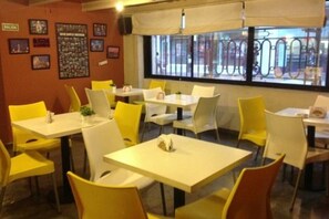 Bar (on property) - Petit Recoleta Hostel (Buenos Aires)