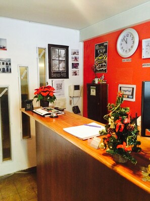 Reception - Petit Recoleta Hostel (Buenos Aires)