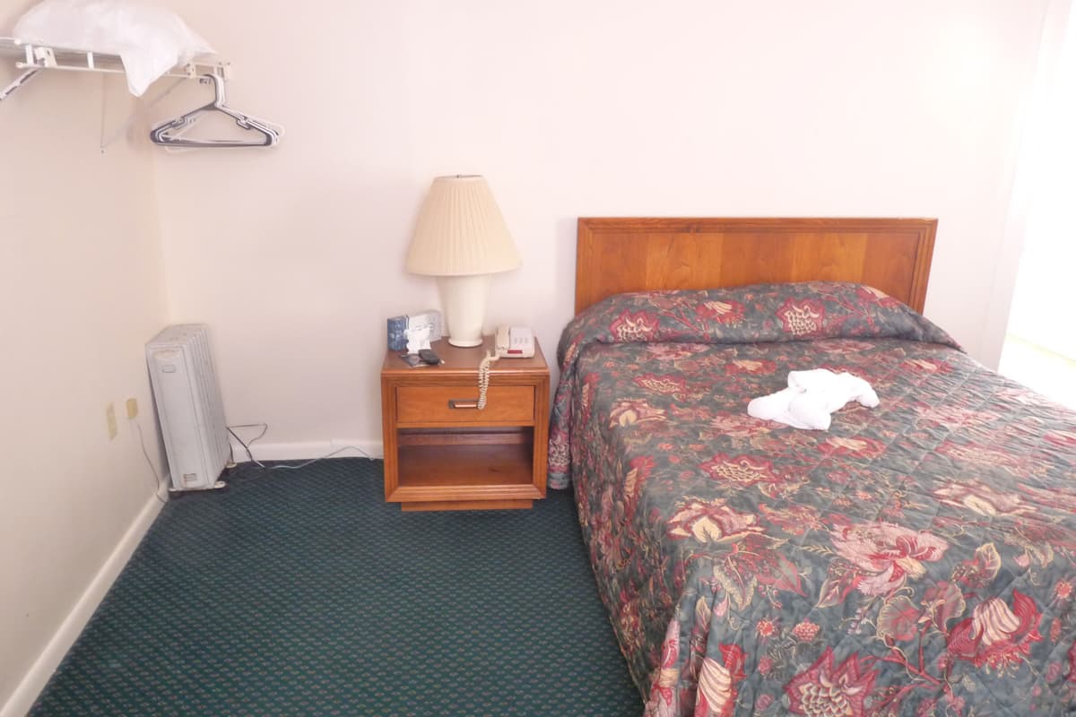 Standard Room, 1 Queen Bed | Iron/ironing board, free WiFi, bed sheets