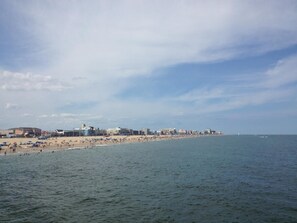 บนชายหาด