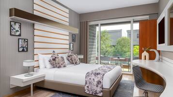 Un dormitorio moderno con cama, mesita de noche y escritorio con silla.