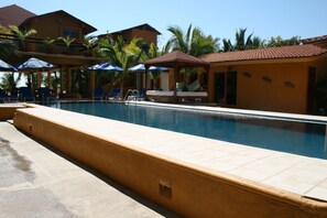 Seasonal outdoor pool, pool umbrellas, pool loungers - Casa Kau-Kan (Zihuatanejo)