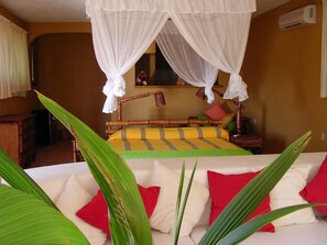 Suite Deluxe, 1 très grand lit, vue piscine | Vue de la chambre