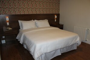 Deluxe-Suite | Minibar, Schreibtisch, Verdunkelungsvorhänge, schallisolierte Zimmer