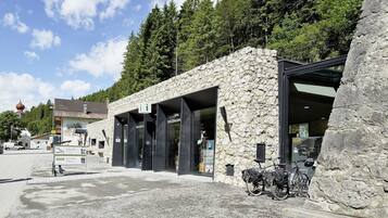 Un edificio de piedra con ventanas amplias y un letrero.