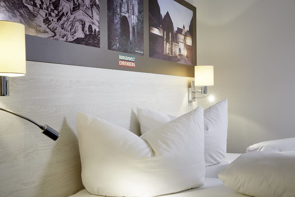 Hypo-allergenic bedding, free WiFi, bed sheets